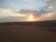 Levé du soleil dans le désert.
